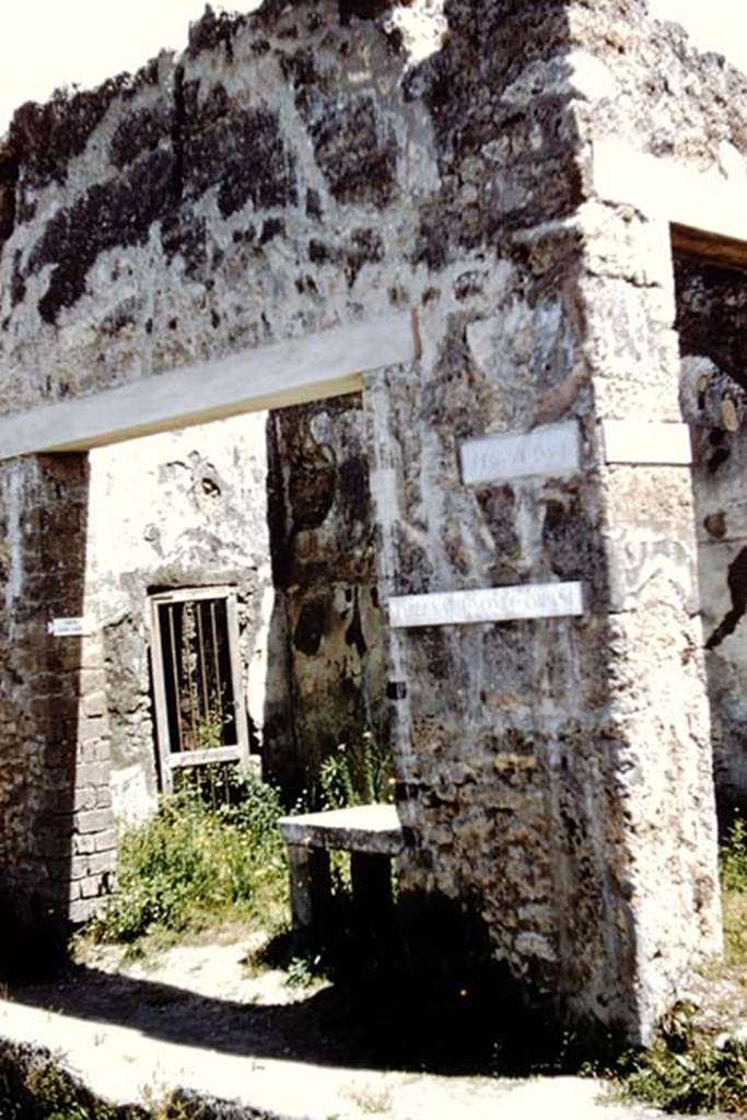 VII.1.41 Pompeii. 1961. Looking south-east towards entrance. Photo by Stanley A. Jashemski.
Source: The Wilhelmina and Stanley A. Jashemski archive in the University of Maryland Library, Special Collections (See collection page) and made available under the Creative Commons Attribution-Non Commercial License v.4. See Licence and use details.
J61f0270