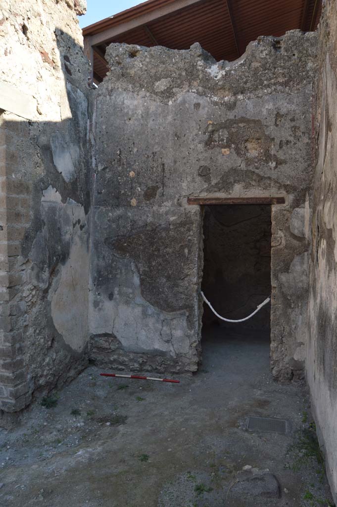 VII.1.42 Pompeii. October 2017. Detail of north-east corner and east wall with doorway into VII.1.40.
Foto Taylor Lauritsen, ERC Grant 681269 DCOR.
