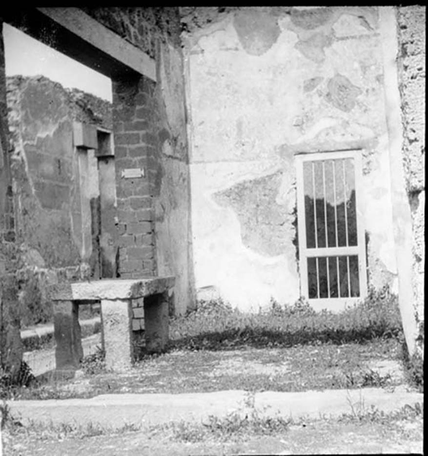 VII.1.42 Pompeii. Photo by B. M. Blackwood. Looking east towards entrance, from Vicolo del Lupanare.
On the left is the entrance at VII.1.41.
Used with the permission of the Institute of Archaeology, University of Oxford. File name blackwood002. Resource ID. 24578. 
See photo on University of Oxford HEIR database
