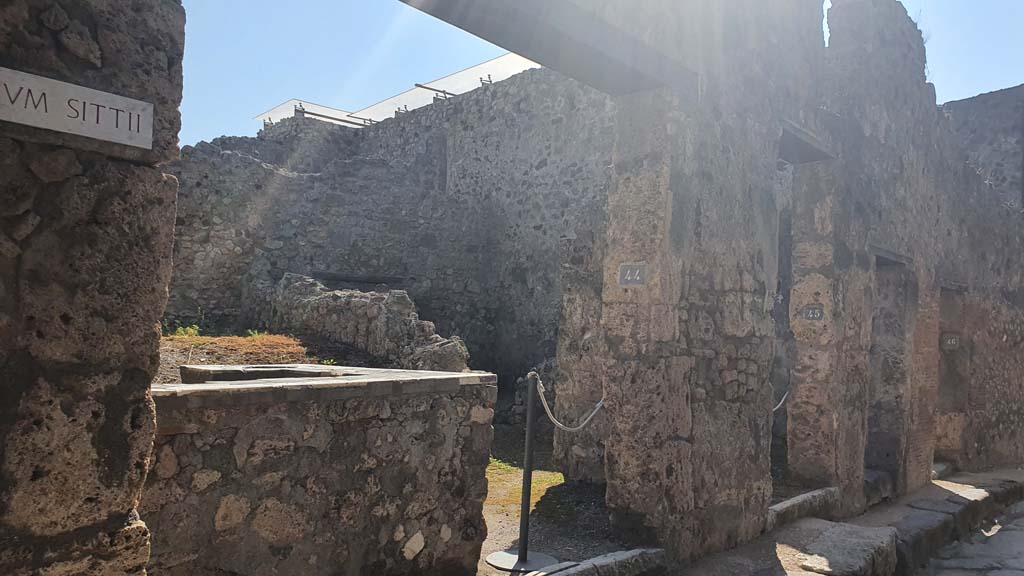 VII.1.44 Pompeii. July 2021. Looking south along east side of Vicolo del Lupanare.
Foto Annette Haug, ERC Grant 681269 DCOR.
