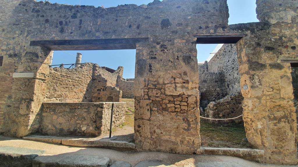 VII.1.44, on left, and VII.1.45, on right, Pompeii. July 2021. Looking east towards linked entrance doorways.
Foto Annette Haug, ERC Grant 681269 DCOR.

