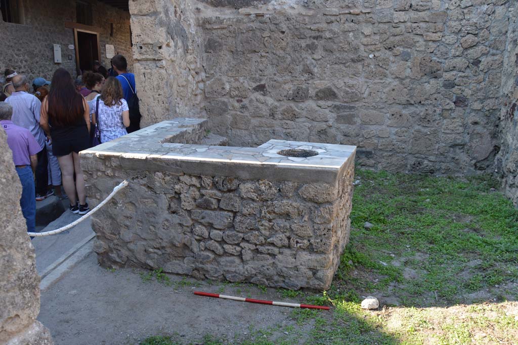 VII.1.44/45 Pompeii. October 2017. Looking north towards counter in bar-room.
Business must have been good at this bar, witness the queue for the lupanare, on the left. Even 2,000 years later they still queue ! 
Foto Taylor Lauritsen, ERC Grant 681269 DCOR.
