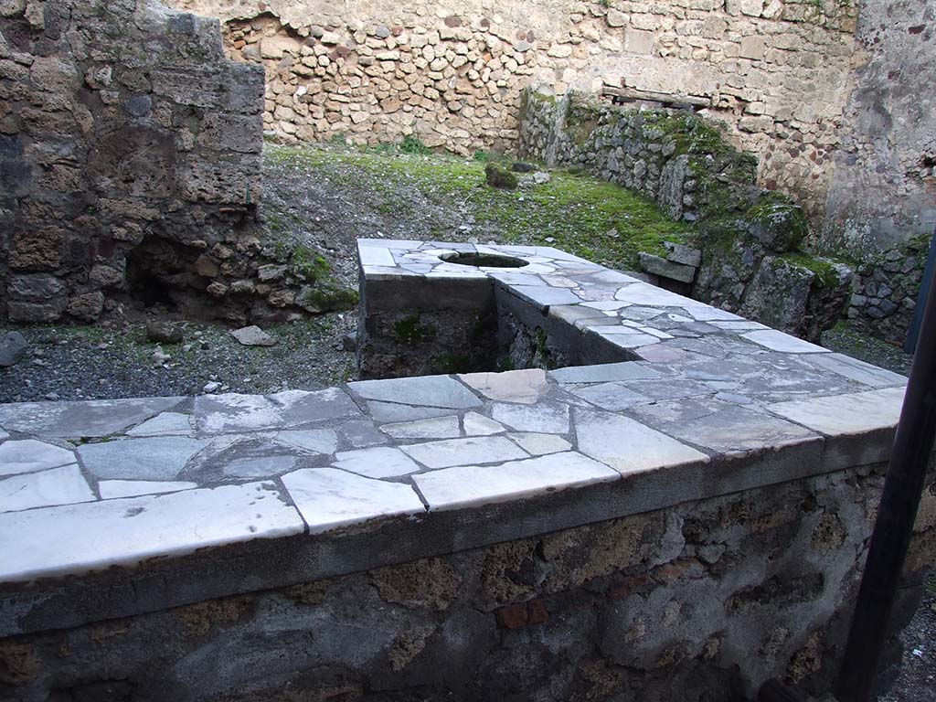 VII.1.44 Pompeii. December 2006. Looking east across marble encrusted counter with one urn.