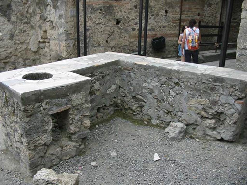 VII.1.44 Pompeii. May 2003. Looking west from the rear of the counter. Photo courtesy of Nicolas Monteix.