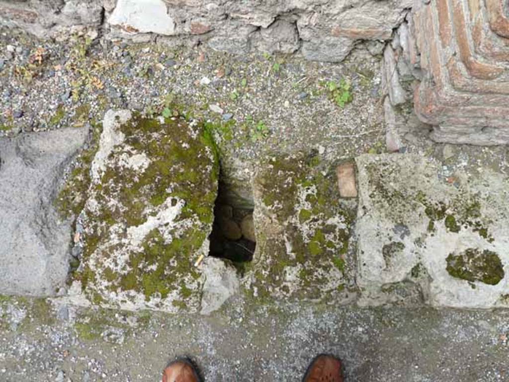 VII.1.46 Pompeii. May 2010. Drainage channel in floor of entrance room 16.