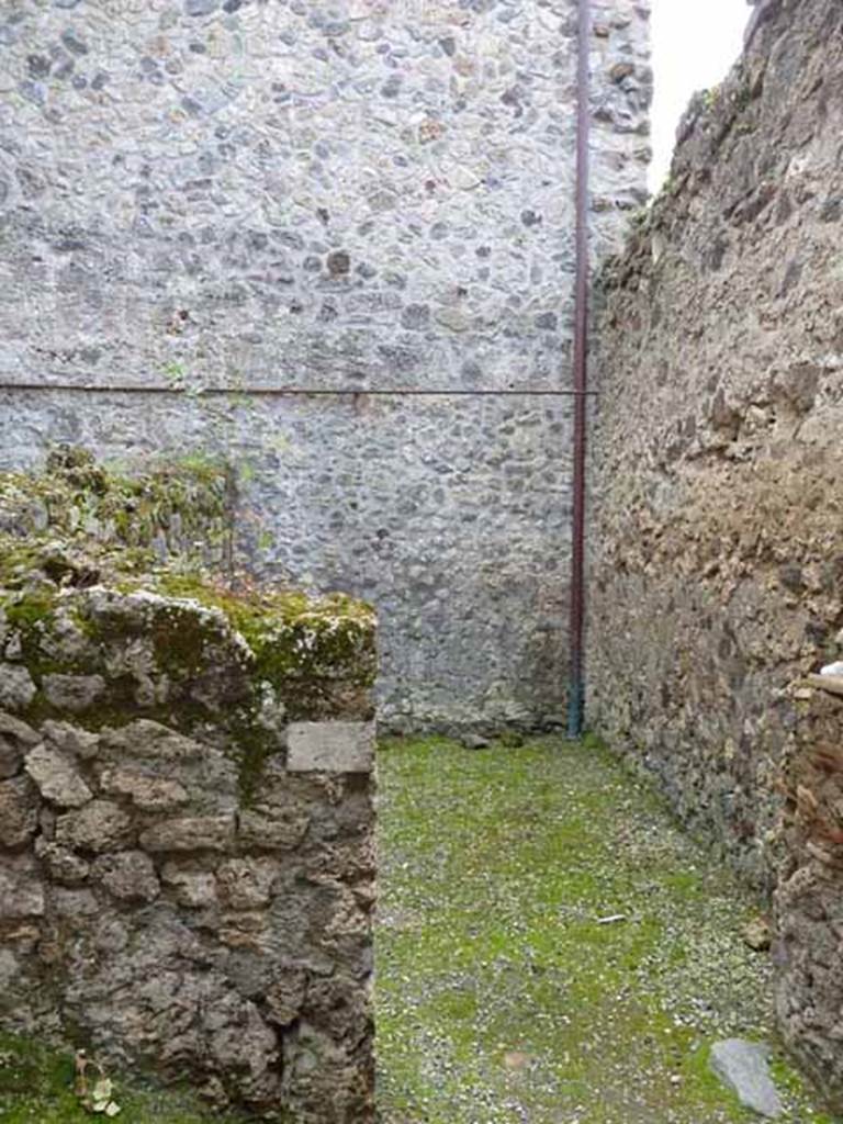 VII.1.46 Pompeii. May 2010. Doorway to cubiculum b on south side of entrance.