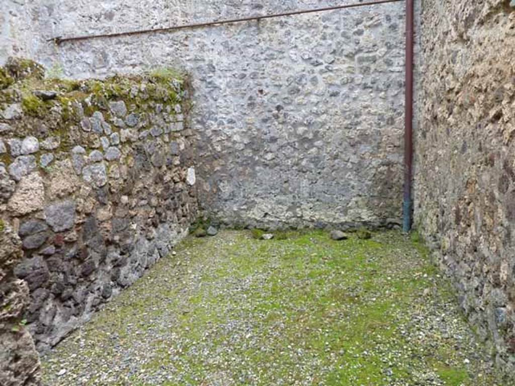VII.1.46 Pompeii. May 2010. Looking south into cubiculum b on right of entrance.