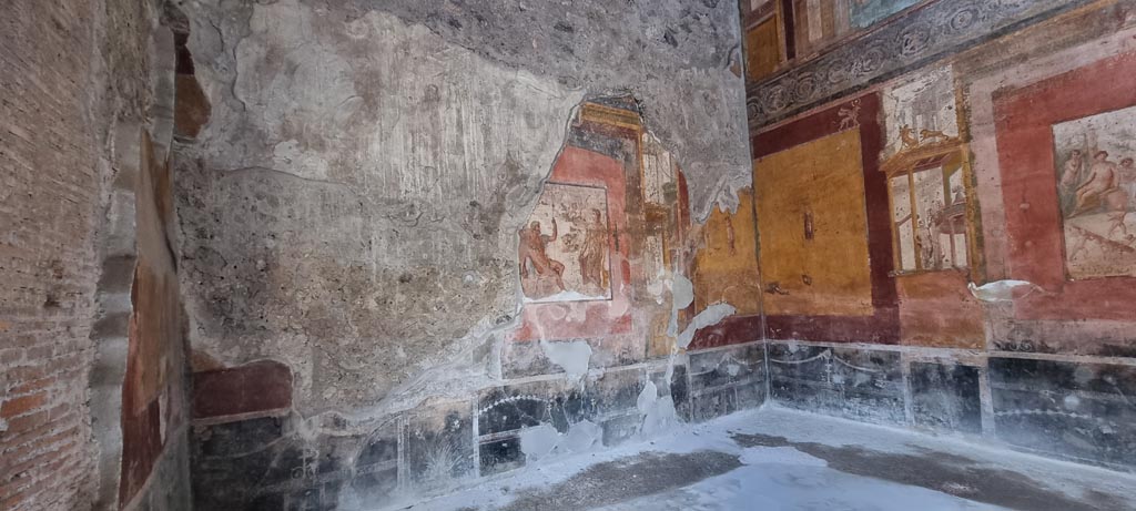 VII.1.47 Pompeii. December 2023. Exedra 10, looking towards west wall. Photo courtesy of Miriam Colomer.

