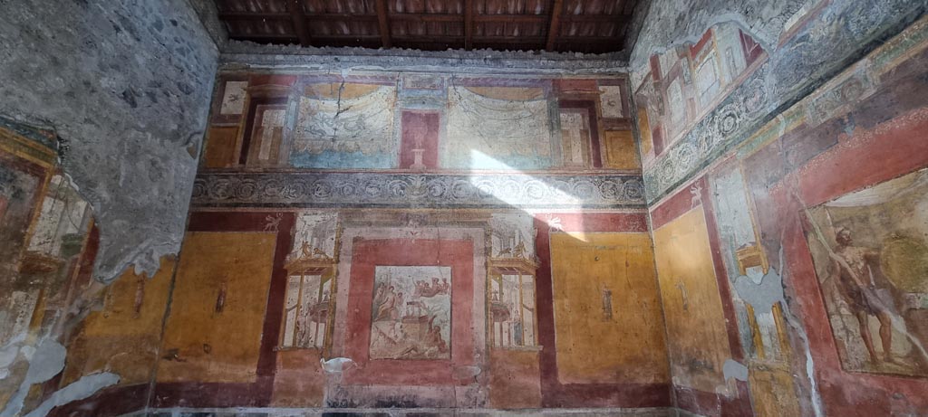 VII.1.47 Pompeii. December 2023. Exedra 10, looking towards north wall. Photo courtesy of Miriam Colomer.