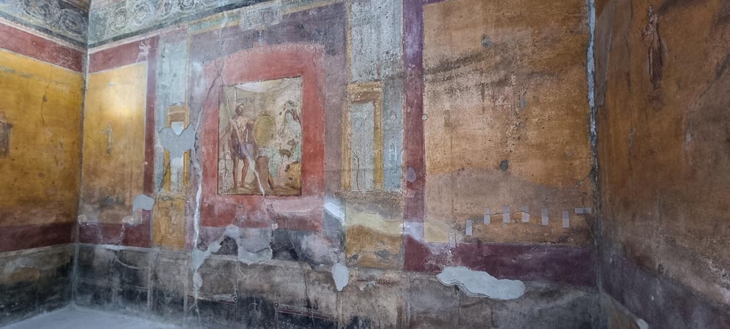 VII.1.47 Pompeii. December 2023. Exedra 10, looking towards east wall. Photo courtesy of Miriam Colomer.