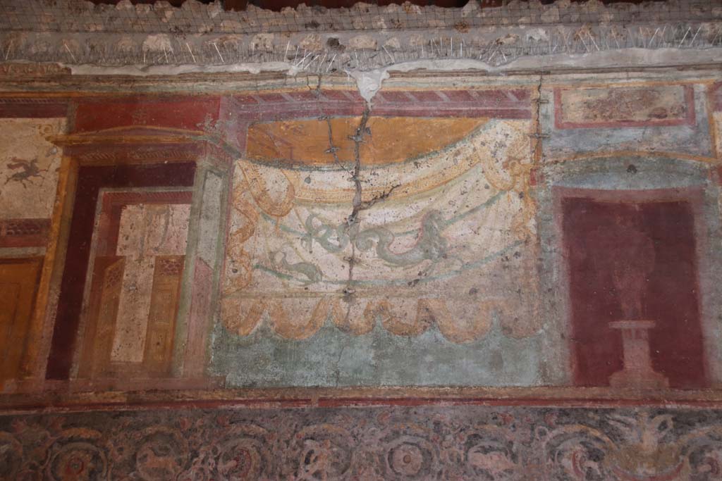 VII.1.47 Pompeii. September 2017. Exedra 10, upper north wall at west end. Photo courtesy of Klaus Heese.