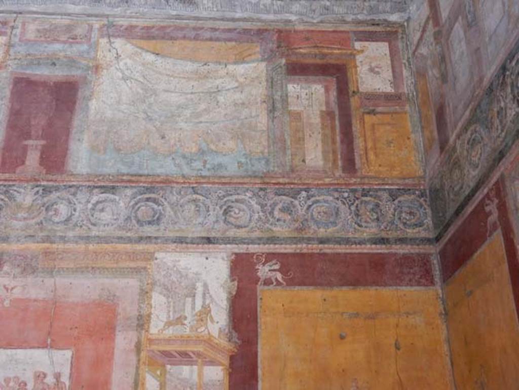 VII.1.47 Pompeii, May 2018. Exedra 10, upper north wall at east end. Photo courtesy of Buzz Ferebee.