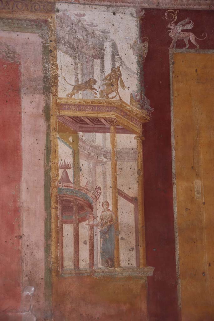 VII.1.47 Pompeii. September 2017.  
Exedra 10, detail figure of muse (Clio or Calliope?) in painted architectural decoration on east side of central painting on north wall.
Photo courtesy of Klaus Heese.    
