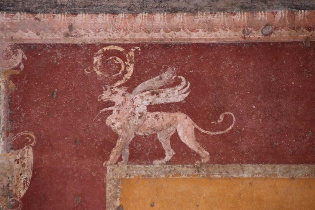 VII.1.47 Pompeii, September 2021. 
Exedra 10, detail of painted griffin, from upper east end of north wall. Photo courtesy of Klaus Heese. 
