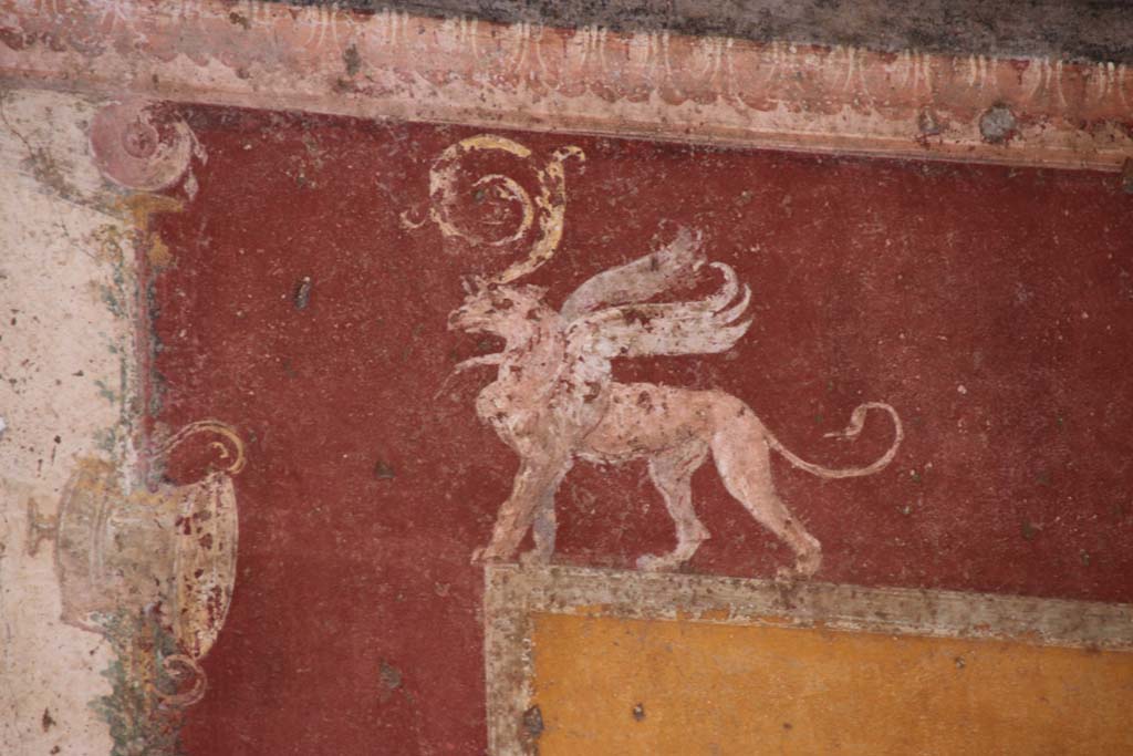 VII.1.47 Pompeii, September 2017. Exedra 10, detail of painted griffin, from upper east end of north wall. Photo courtesy of Klaus Heese. 

