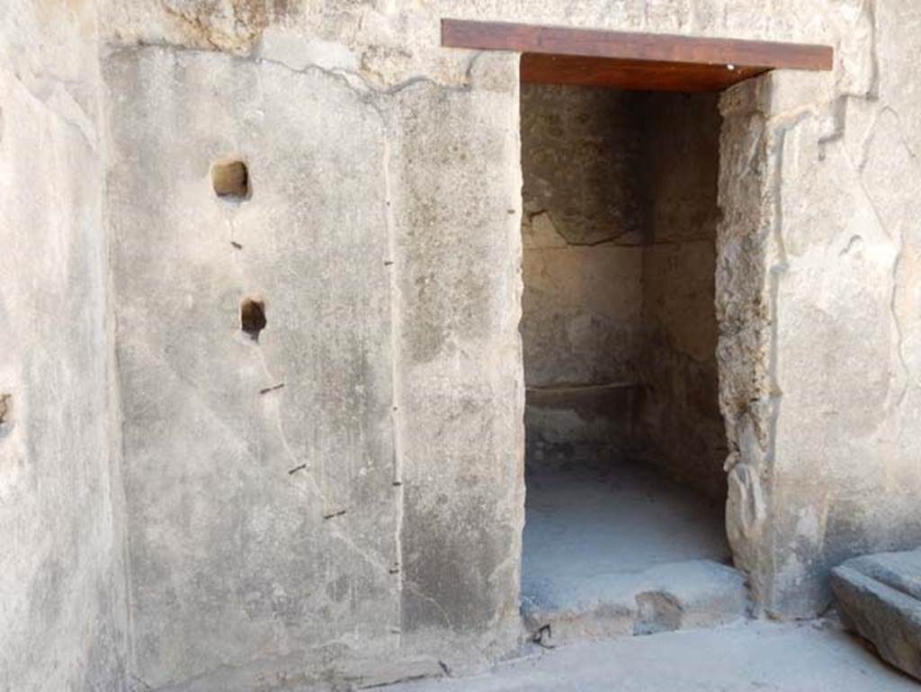 VII.1.47 Pompeii. May 2017. Doorway to cubiculum 4 in south-west corner of atrium. Looking west. On the right of the photo can be seen a block of lava onto which the household strongbox would have been fixed. Photo courtesy of Buzz Ferebee.
