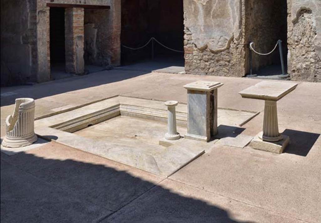 VII.1.25 Pompeii. April 2018. Looking north-west across atrium 3.
On the left is the east end of the entrance corridor, then the two doorways belong to the room on west side of atrium.
The doorway to Exedra 10 can be seen on the left of centre.
The doorway on the right leads into the corridor to the kitchen area in VII.1.46.
Photo courtesy of Ian Lycett-King. 
Use is subject to Creative Commons Attribution-NonCommercial License v.4 International.
