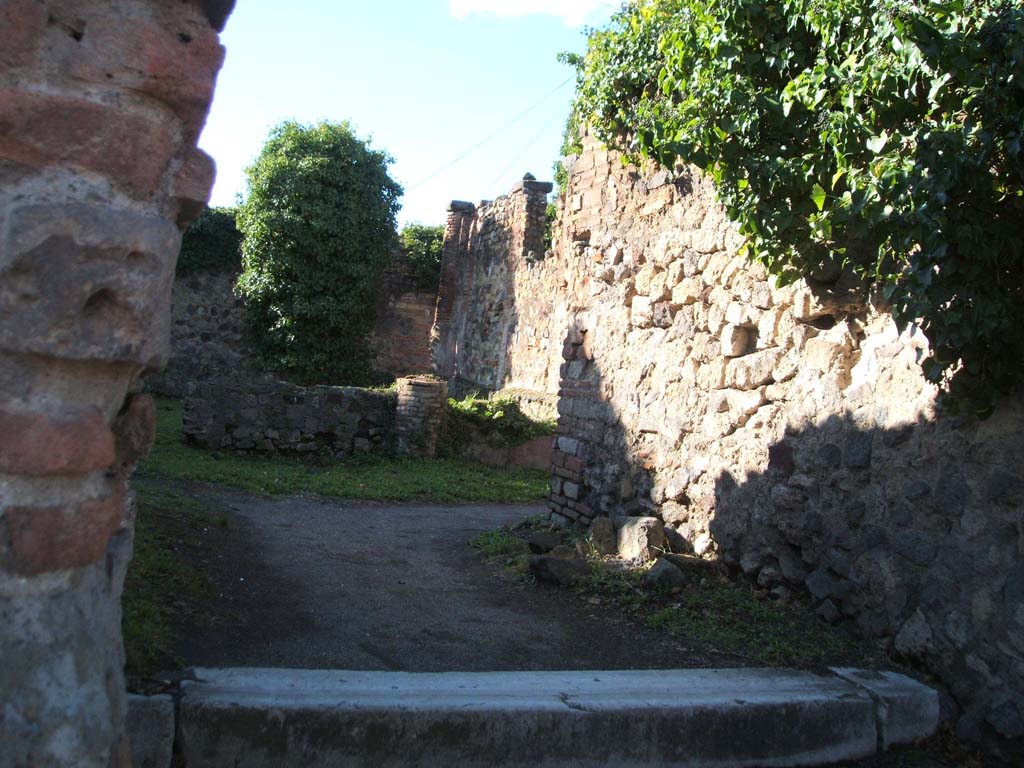 VII.2.3 Pompeii. December 2004. Wide vestibule and entrance fauces.