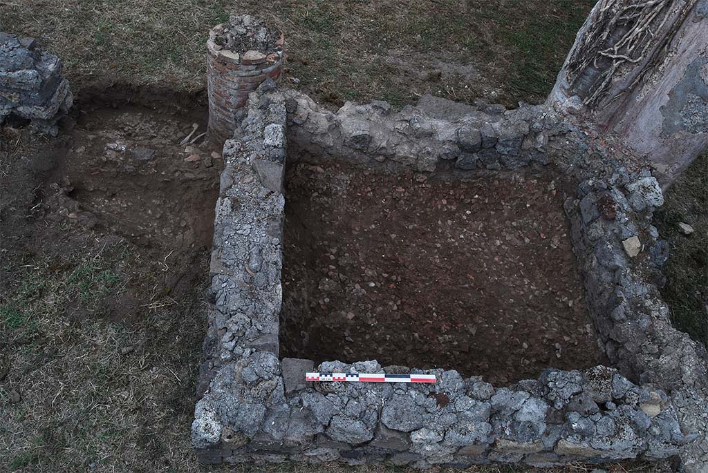 Fig. 13 – Pompéi, boulangerie VII 2, 3.6-7 – Bassin probablement destiné à l’humidification du grain avant mouture, installé dans l’angle sud-oriental du péristyle.
Pris de l’ouest. Cliché : A. Durand /EFR.
