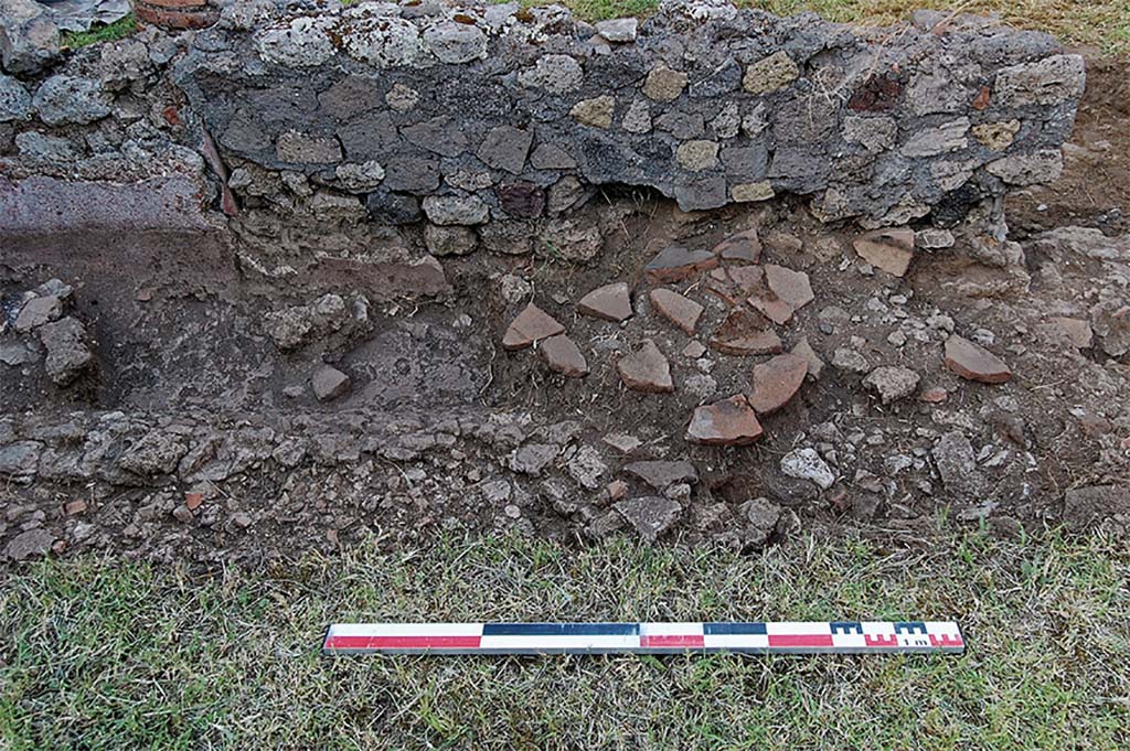 Fig. 24 – Pompéi, boulangerie VII 2, 3.6 – Le bras oriental du péristyle en cours de nettoyage. 
Vue de l’ouest.
On note la réduction d’ouverture effectuée dans un second temps.
Cliché : A. Delvigne-Ryrko – EFR.
