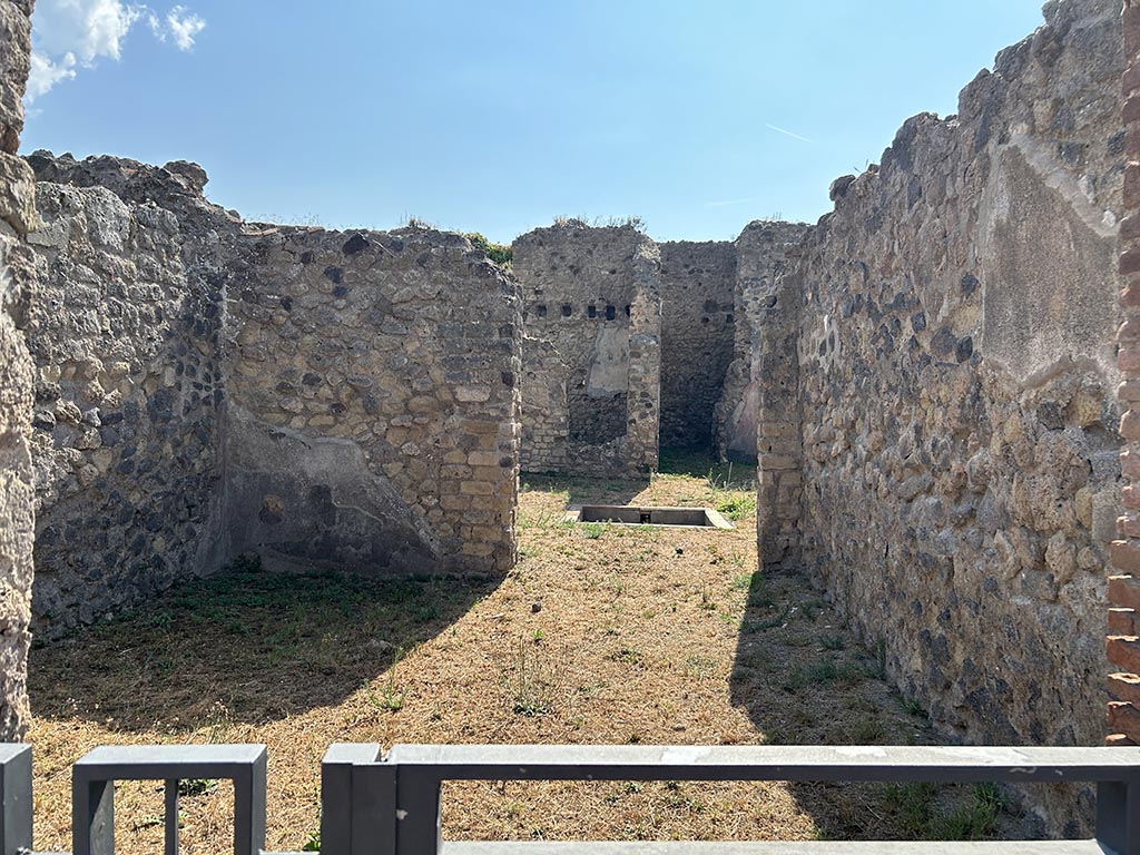 VII.2.6 Pompeii. March 2023. Entrance hall leading to the Tuscan atrium displuviatum.
According to Liselotte Eschebach, this was formerly a shop, possibly now waiting room for clients.
See Eschebach, L., 1993. Gebäudeverzeichnis und Stadtplan der antiken Stadt Pompeji. Köln: Böhlau, p. 254.
Photo courtesy of John M. Callahan.
