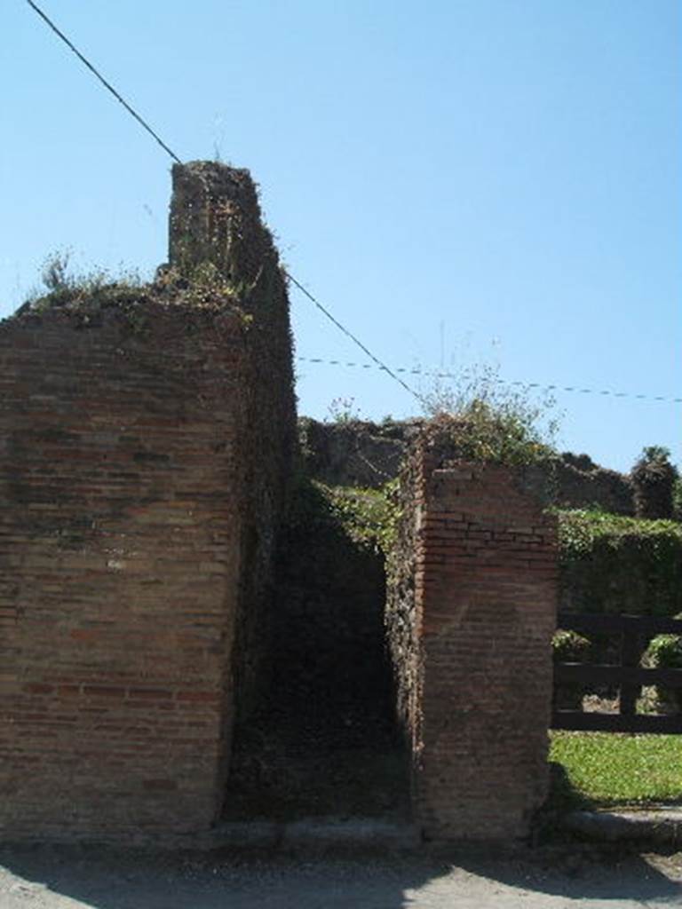 VII.2.8 Pompeii.  May 2005. Stairs to dwelling on upper floor.  