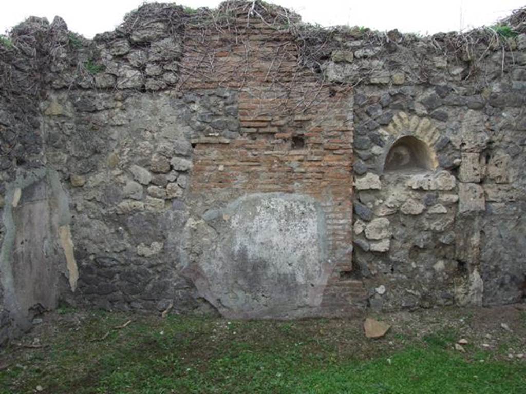 VII.2.12 Pompeii.  Shop.  December 2007.  West wall with niche.