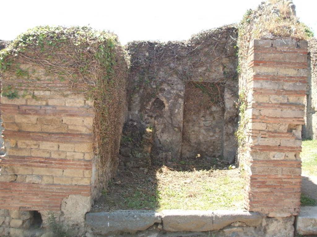 VII.2.13 Pompeii. May 2005. Looking west across shop from Via Stabiana.