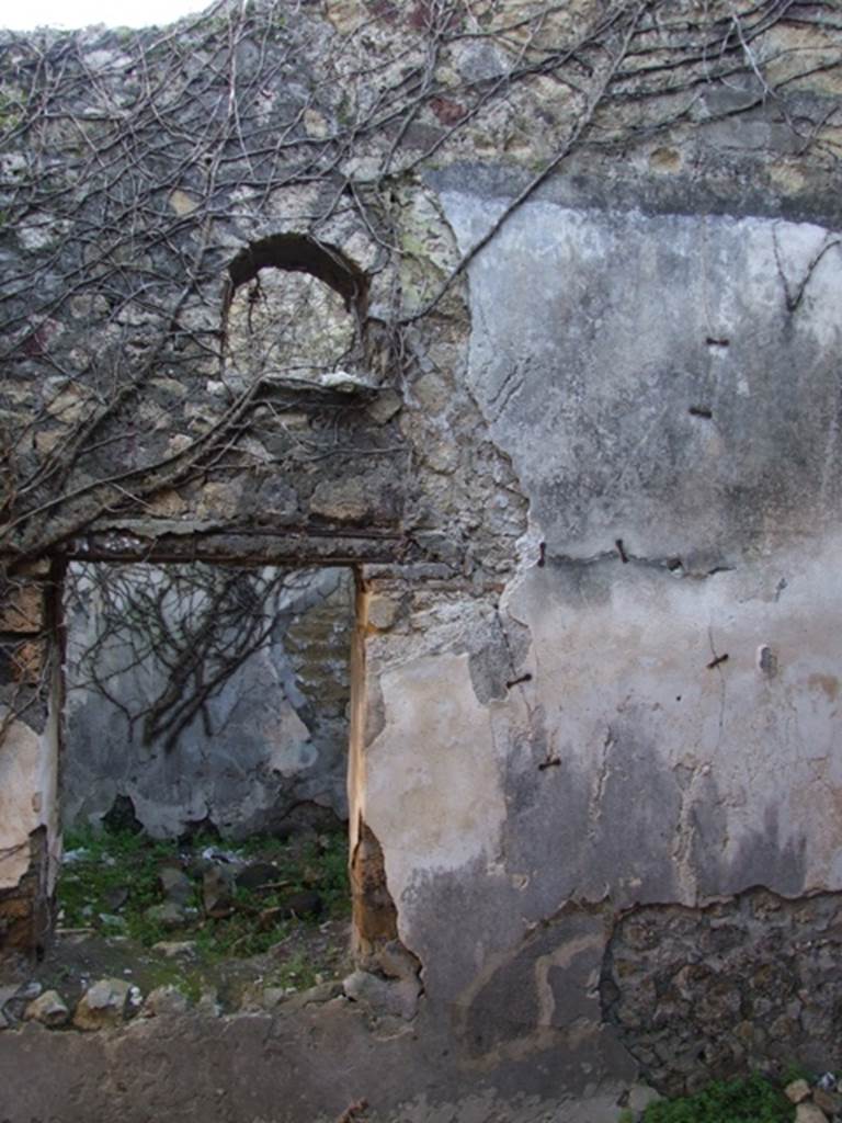 VII.2.14 Pompeii. March 2009. Garden room, south wall with niche and window to room on south side of garden.