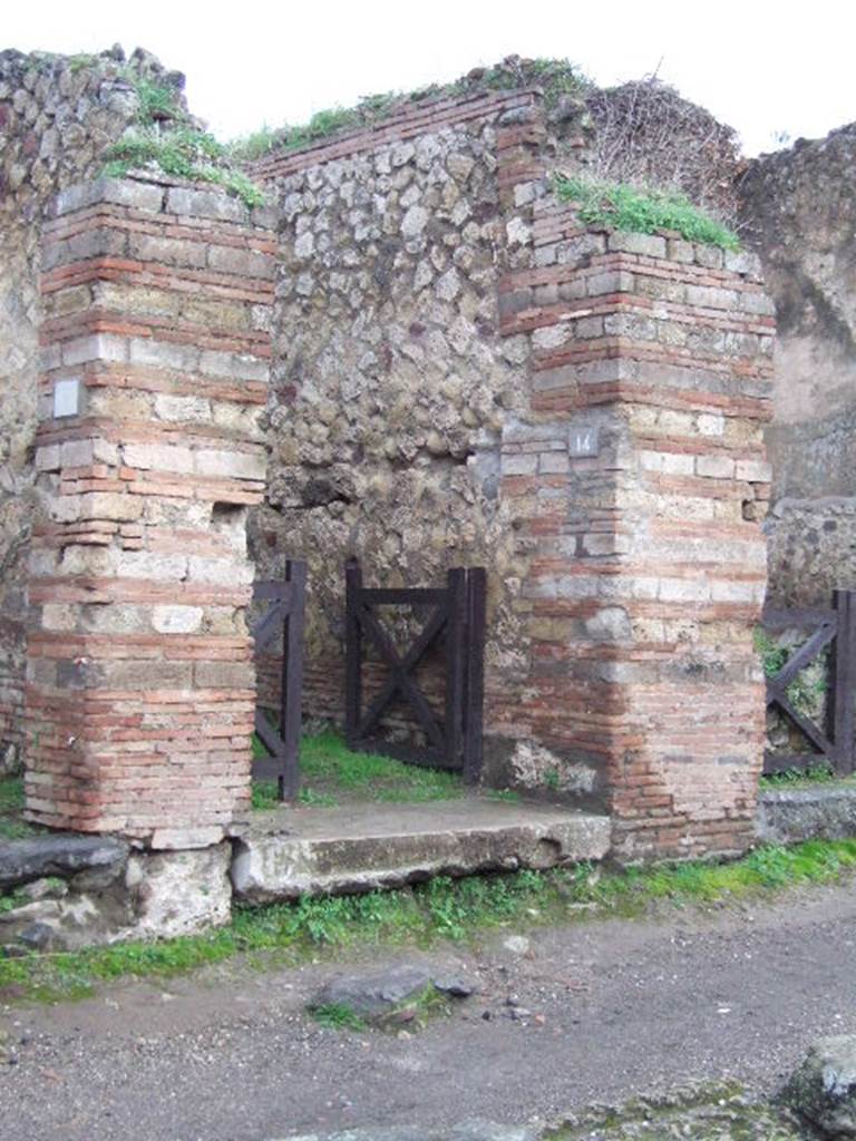 VII.2.14 Pompeii. December 2005. Entrance. According to Della Corte, a graffito written on the right of the entrance doorway read
Postumium  iuvenem
aed(ilem)  o(ro)  v(os)  f(aciatis)
Optatio  rog(at)    [CIL IV 849]
See Della Corte, M., 1965.  Case ed Abitanti di Pompei. Napoli: Fausto Fiorentino. (p. 155-6, no:277)
