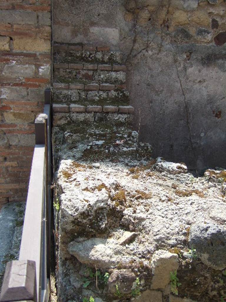 VII.2.15 Pompeii.  May 2006.  Counter with display shelving.