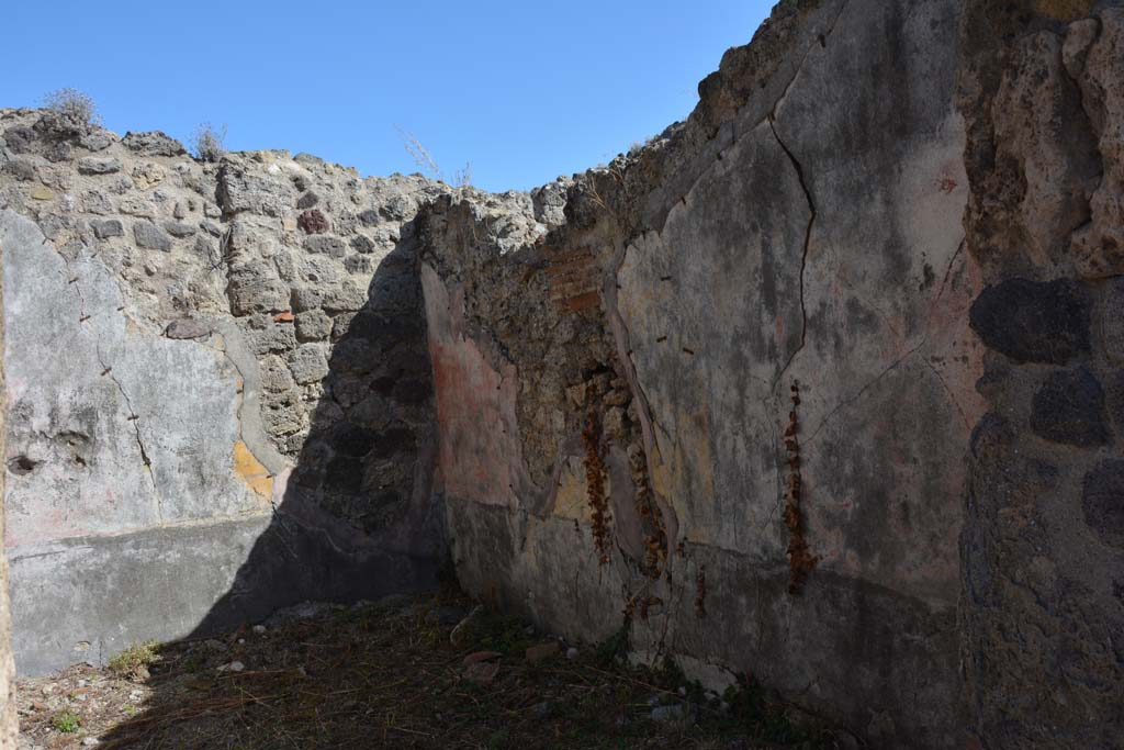 VII.2.16 Pompeii. October 2019. Cubiculum 7, east wall, south-east corner and south wall.
Foto Annette Haug, ERC Grant 681269 DCOR.
