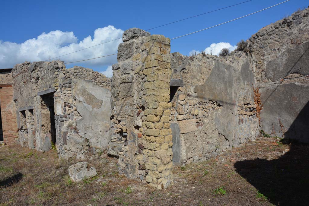 VII.2.16 Pompeii. October 2019. Looking north-east along east portico, from room 9, on right.
Foto Annette Haug, ERC Grant 681269 DCOR.
