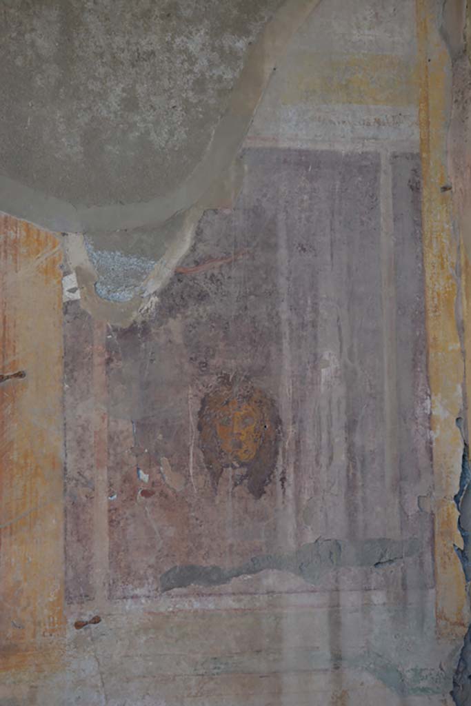 VII.2.16 Pompeii. October 2019. Oecus 10, detail from east wall at south end.
Foto Annette Haug, ERC Grant 681269 DCOR.
