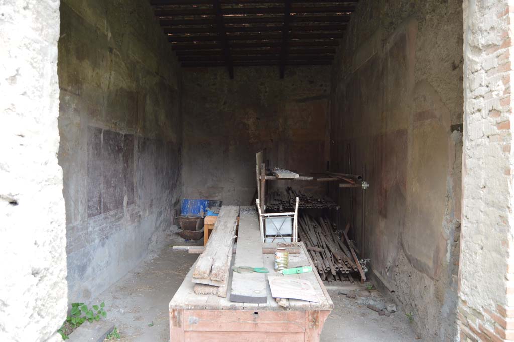 VII.2.16 Pompeii. October 2017. Room 20, triclinium, looking north from doorway.
Foto Taylor Lauritsen, ERC Grant 681269 DCOR.
