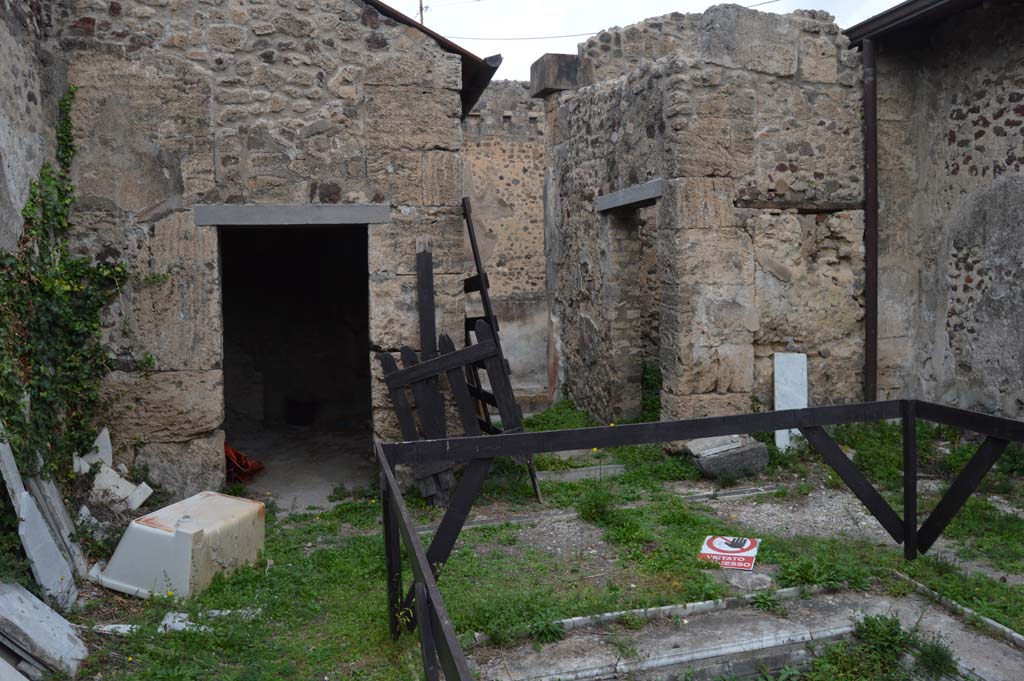 VII.2.16 Pompeii. October 2017. 
Looking towards north side of atrium, with doorway to room 21, cubiculum, on left, and entrance corridor, centre right, with doorway into room 1.
Foto Taylor Lauritsen, ERC Grant 681269 DCOR.
