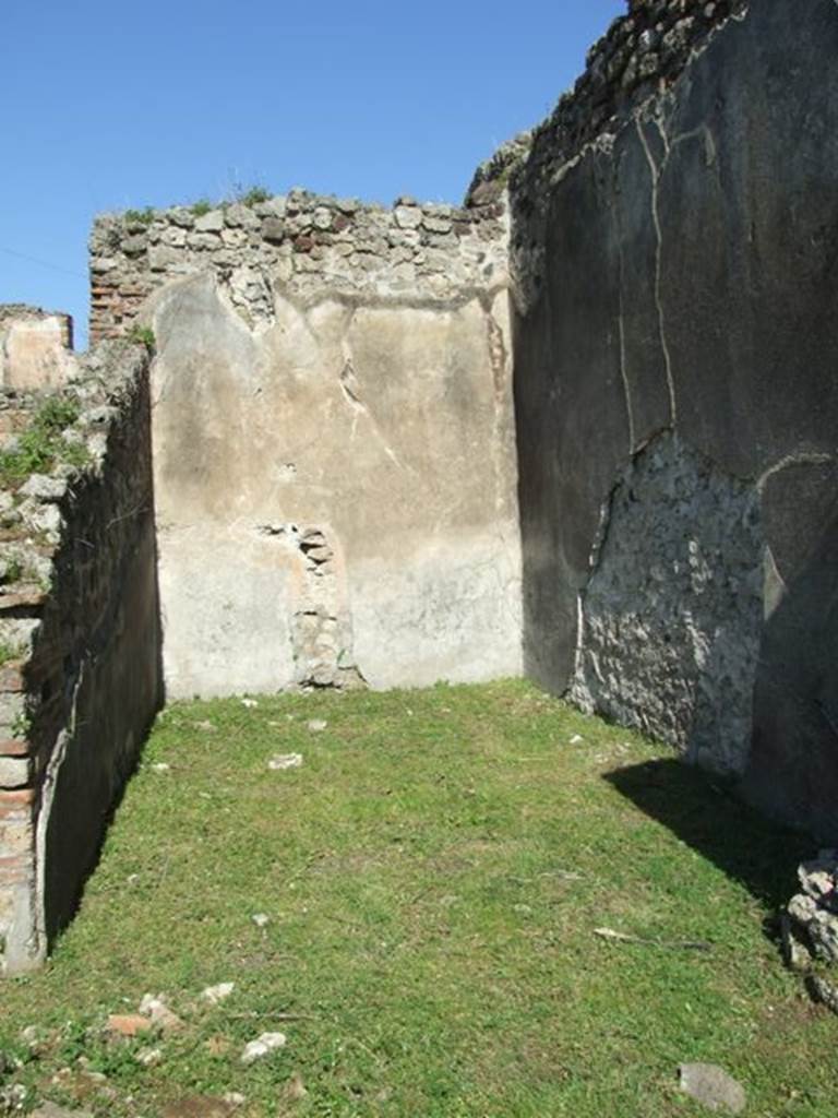 .2.18 Pompeii. March 2009. Room 11, Looking north across oecus.