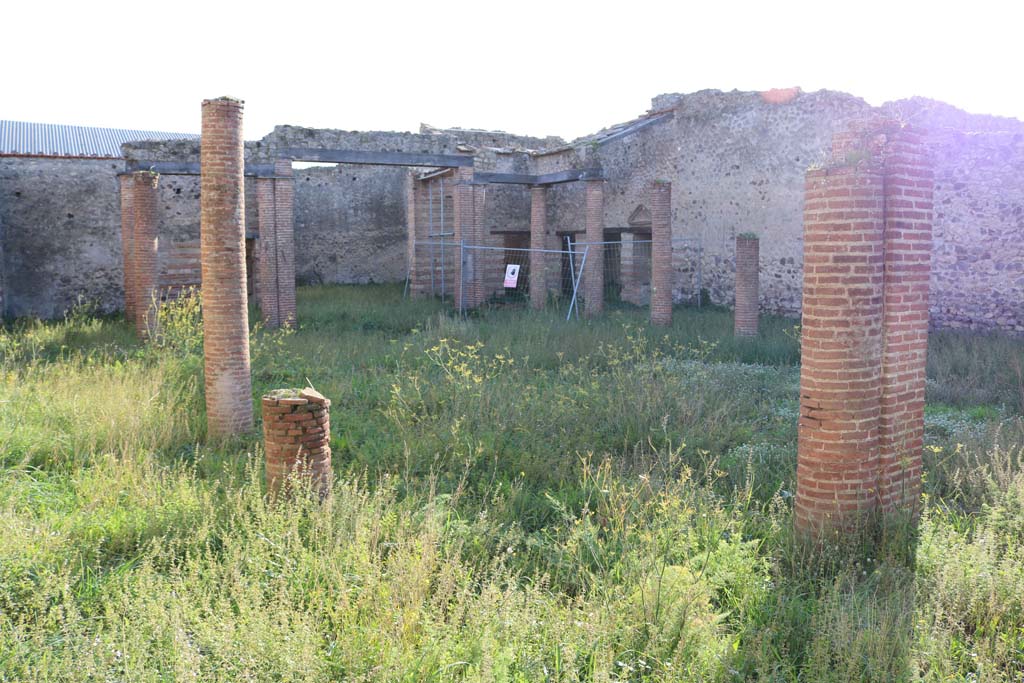 VII.2.18, Pompeii. December 2018. Looking south-west from north portico across peristyle garden. Photo courtesy of Aude Durand.