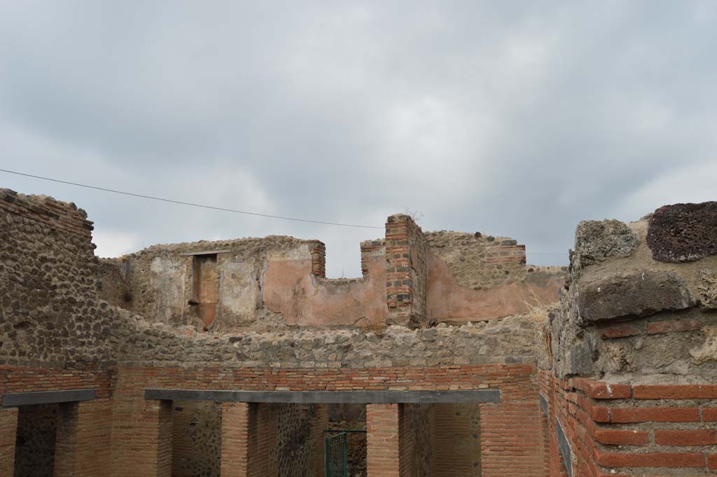 VII.2.19 Pompeii October 2017. Looking north-west from atrium of VII.2.18, towards upper floor dwelling reached from VII.2.19.
Foto Taylor Lauritsen, ERC Grant 681269 DCOR.
