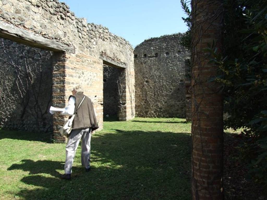 VII.2.20 Pompeii.  March 2009.    Looking east across north portico.