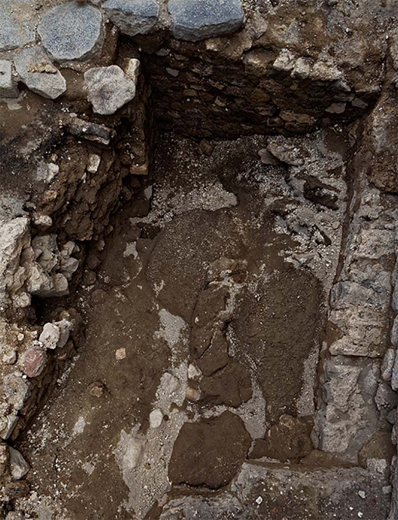 Fig. 39  Pompi, boulangerie VII 2, 22  Vue gnrale de lespace souterrain lors de larrt du dgagement.
La paroi effondre  gauche ( lest) laisse apparatre un probable mur de refend est-ouest. Les restes effondrs du sol de bton sont visibles au premier plan (vue du nord).
Clich : F. Pauvarel  EFR.
