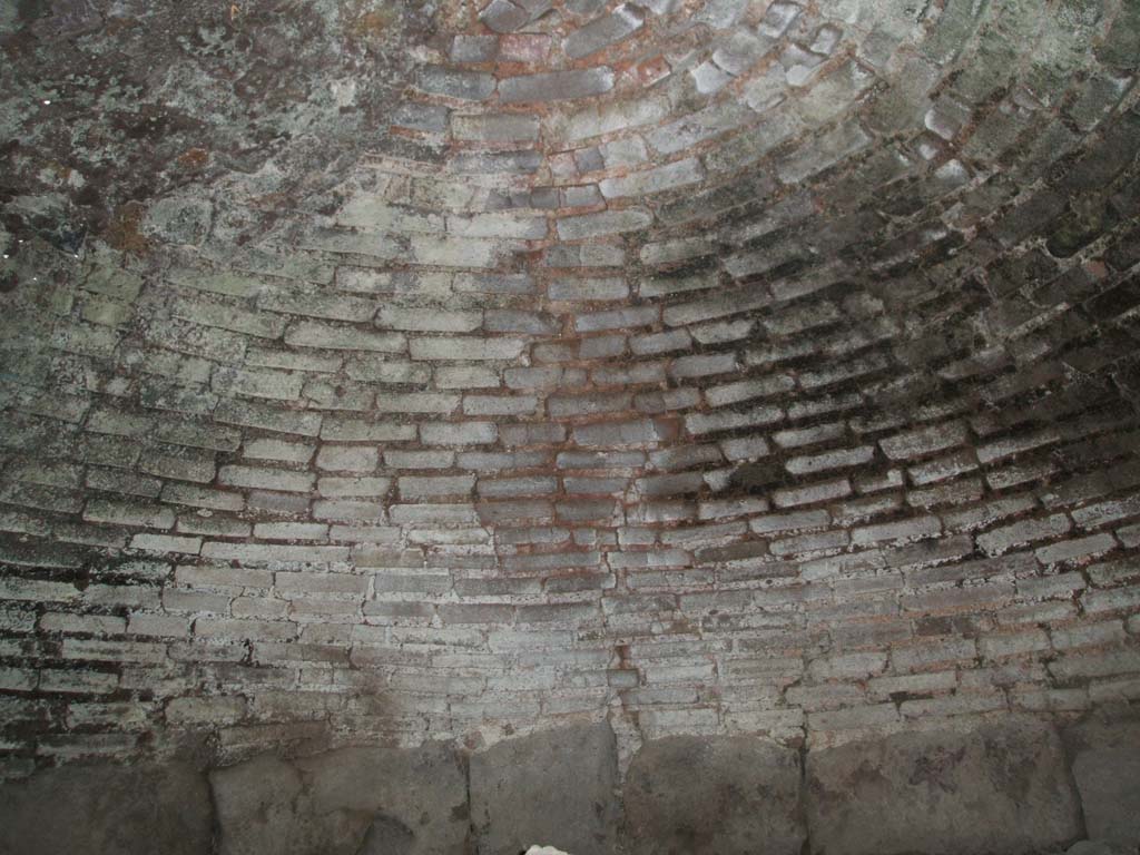 VII.2.22 Pompeii. December 2004. Interior of the oven