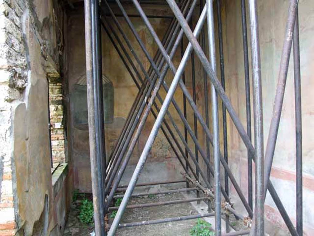 VII.2.25 Pompeii. March 2009. Viridarium, east end. North wall with window, east wall with niche and east end of south wall.