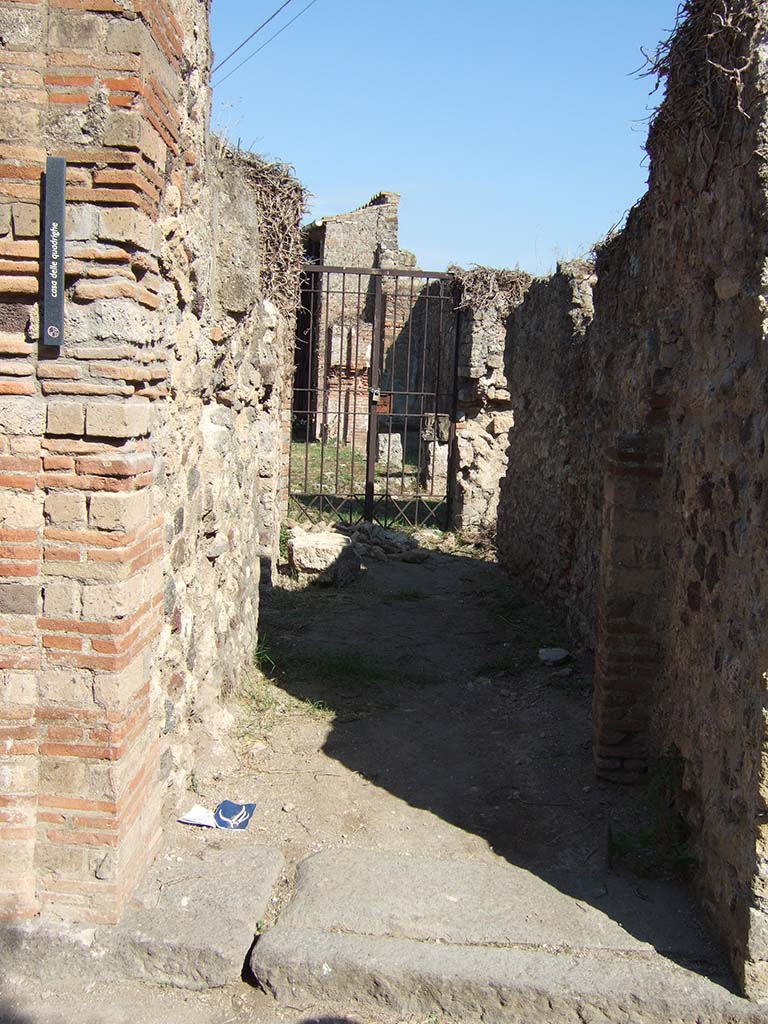 VII.2.25 Pompeii. September 2005. Entrance on Vicolo Storto.
Looking east across vestibule into entrance corridor or fauces.