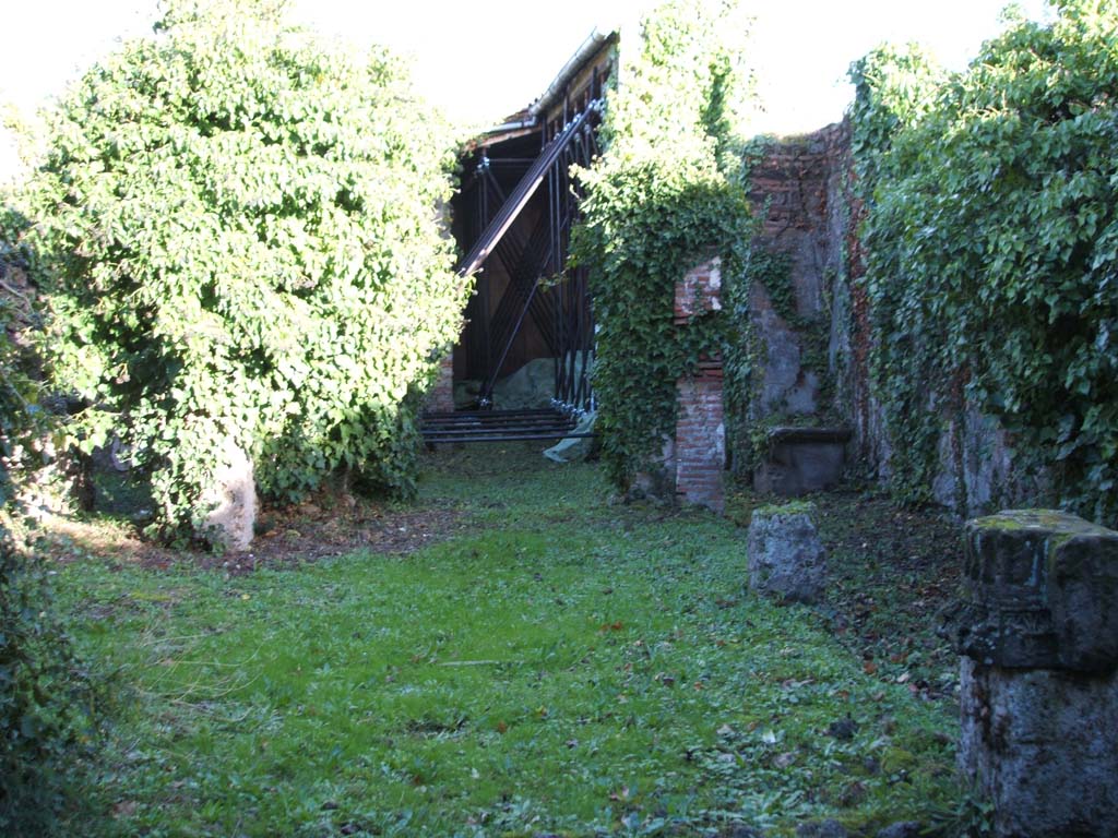 VII.2.25 Pompeii. December 2004. Atrium with remains of columns of portico.
