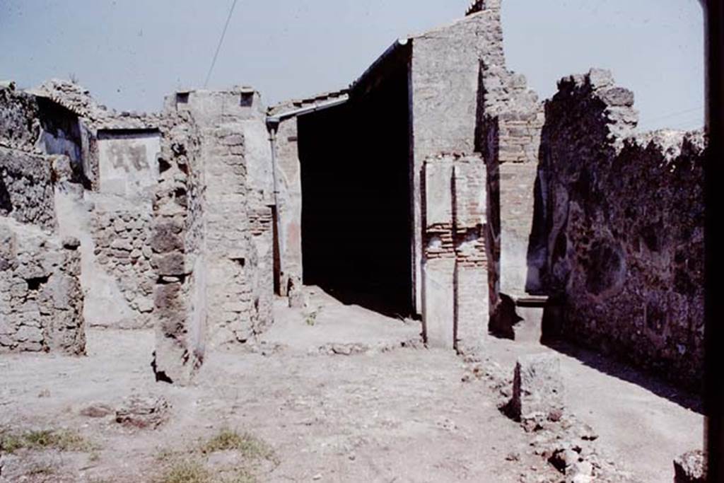 VII.2.25 Pompeii. 1966. Looking east across atrium area with portico towards garden area.
Photo by Stanley A. Jashemski.
Source: The Wilhelmina and Stanley A. Jashemski archive in the University of Maryland Library, Special Collections (See collection page) and made available under the Creative Commons Attribution-Non Commercial License v.4. See Licence and use details.
J66f1008