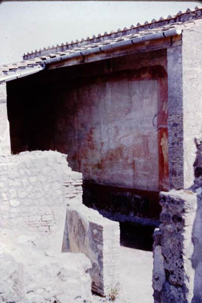 VII.2.25 Pompeii. 1966. Looking through the small oecus doorway towards the west end of the garden area with painted walls. Photo by Stanley A. Jashemski.
Source: The Wilhelmina and Stanley A. Jashemski archive in the University of Maryland Library, Special Collections (See collection page) and made available under the Creative Commons Attribution-Non Commercial License v.4. See Licence and use details.
J66f1010
