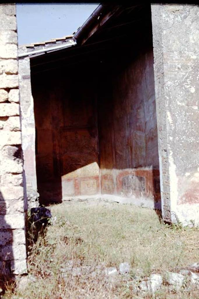 VII.2.25 Pompeii. 1961. Looking east to the viridarium at the rear of the portico. Photo by Stanley A. Jashemski.
Source: The Wilhelmina and Stanley A. Jashemski archive in the University of Maryland Library, Special Collections (See collection page) and made available under the Creative Commons Attribution-Non Commercial License v.4. See Licence and use details.
J61f0762