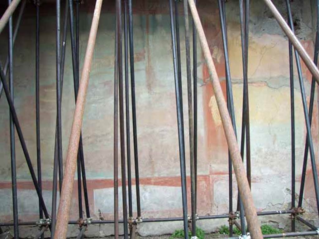 VII.2.25 Pompeii. March 2009. Viridarium, large animal painting from west end of south wall.
A lion is pursuing a bull. To the right is a painting of a herm covered with drapery.