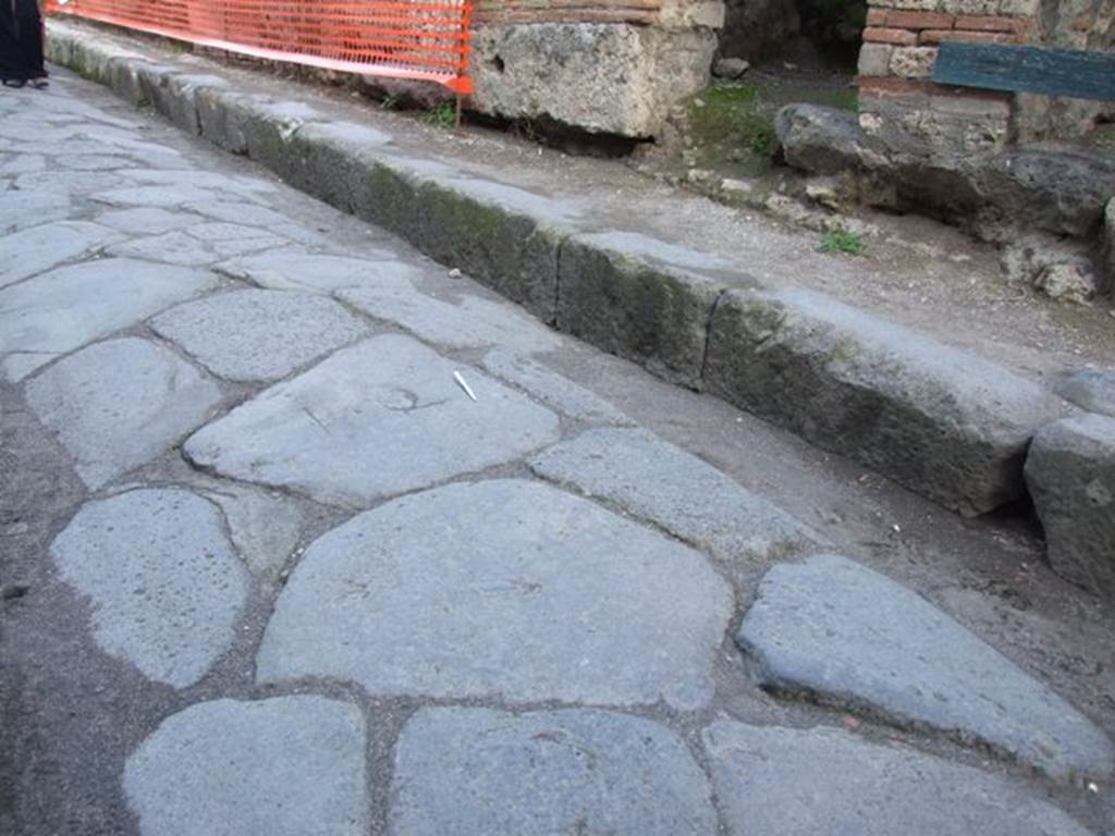 Inscription K Q in Vicolo Storto outside VII.2.28. White biro pen indicates position and size. December 2007.